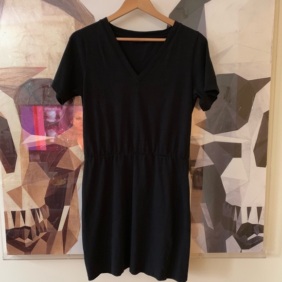 kate spade Dresses & Skirts - Kate Spade Saturday v-neck T-shirt dress black med